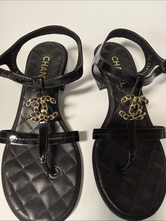 CHANEL Black Quilted Patent Leather T-Strap Sandals with Gold CC Chain main image 2